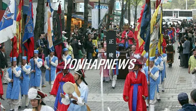 ４月にソウル・仁寺で行われた朝鮮通信使行列を再現した行事＝２００６（聯合）