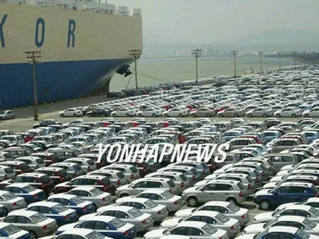蔚山港の輸出バースで船積みを待つ現代自動車車両＝28日、蔚山（聯合）