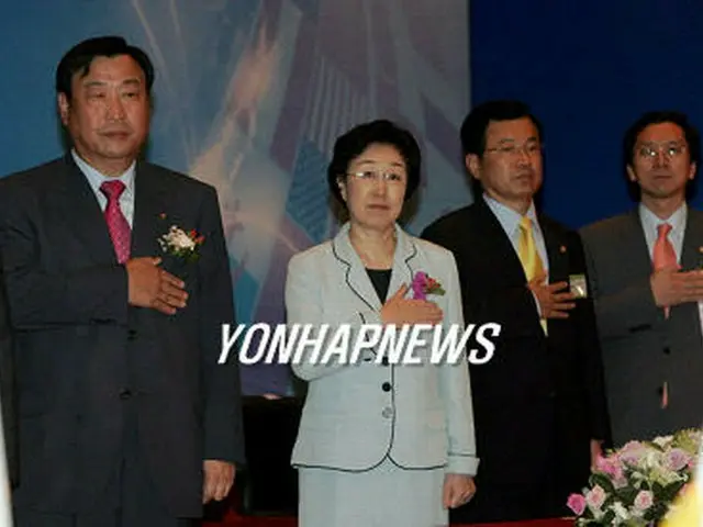 創立６０周年記念行事に出席した韓明淑首相（左から２人目）＝２８日、ソウル（聯合）