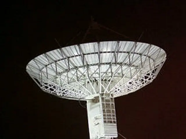 「アリラン２号」と交信する航空宇宙研究院衛星運用センターの大型アンテナ＝２９日、大田（聯合）