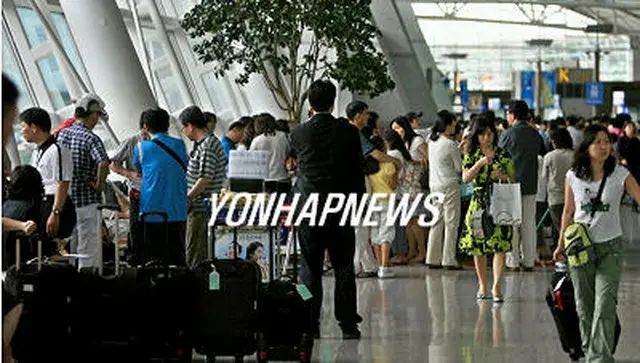 混み合った出国ロビー＝７月２３日、仁川空港（聯合）