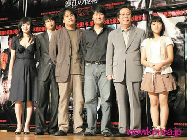 (写真左より)ペ・ドゥナ、パク・ヘイル、ポン・ジュノ監督、ソン・ガンホ、ピョン・ヒボン、コ・アソン