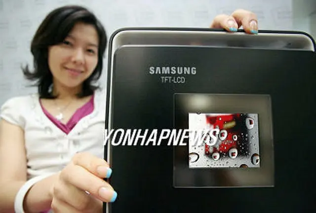 サムスン電子が開発した３０万画素クラスの３インチ液晶ディスプレーパネル＝１０日、ソウル（聯合）
