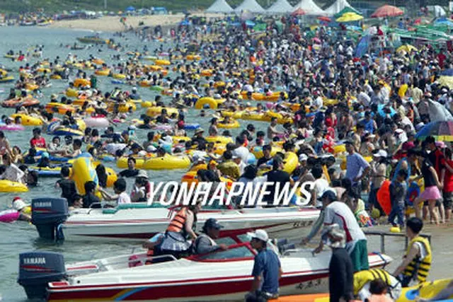 東海沿岸でもにぎわいを見せた束草海水浴場＝７月３０日、束草（聯合）