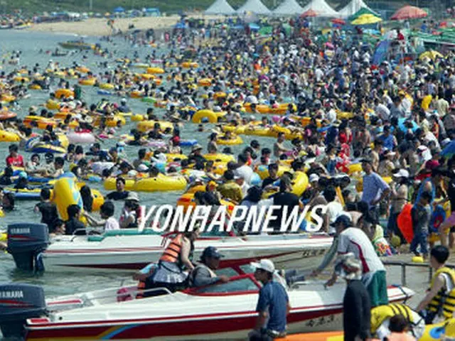 東海沿岸でもにぎわいを見せた束草海水浴場＝７月３０日、束草（聯合）
