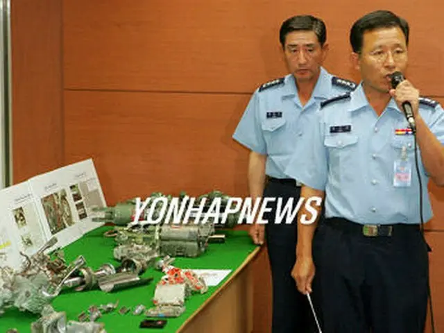 事故調査の発表会見で、事故現場から引き揚げられた機体の主要部分について説明している＝１８日、ソウル（聯合）