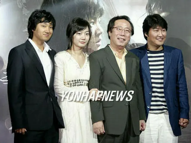 『グエムル』の出演者たち＝7月、ソウル（聯合）