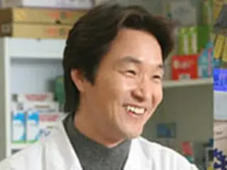 ハン・ソッキュ「薬剤師姿もけっこうお似合い？！」