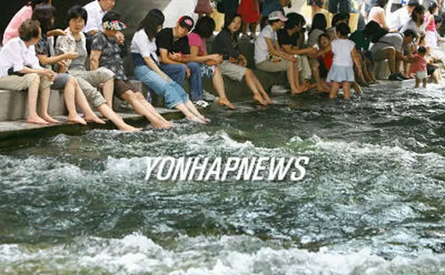 復元から１１カ月を迎えた清渓川＝３日、ソウル（聯合）