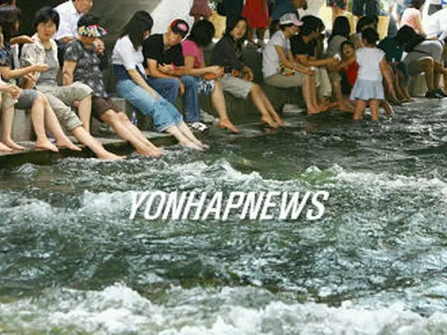 復元から１１カ月を迎えた清渓川＝３日、ソウル（聯合）