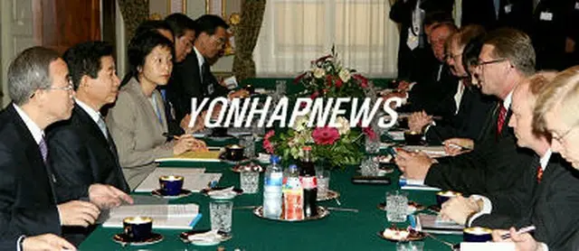 会談に出席する盧武鉉大統領とバンハネン首相、両国の閣僚＝８日、ヘルシンキ（聯合）