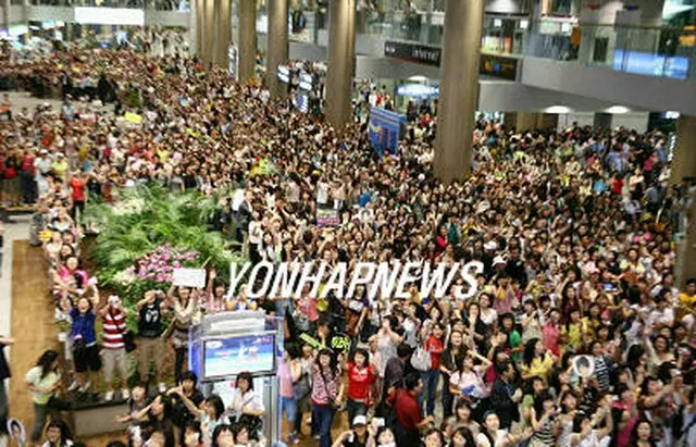 7月末に仁川空港で記者会見を開いた時には大勢のファンが駆けつけた＝7月31日、仁川空港（聯合）