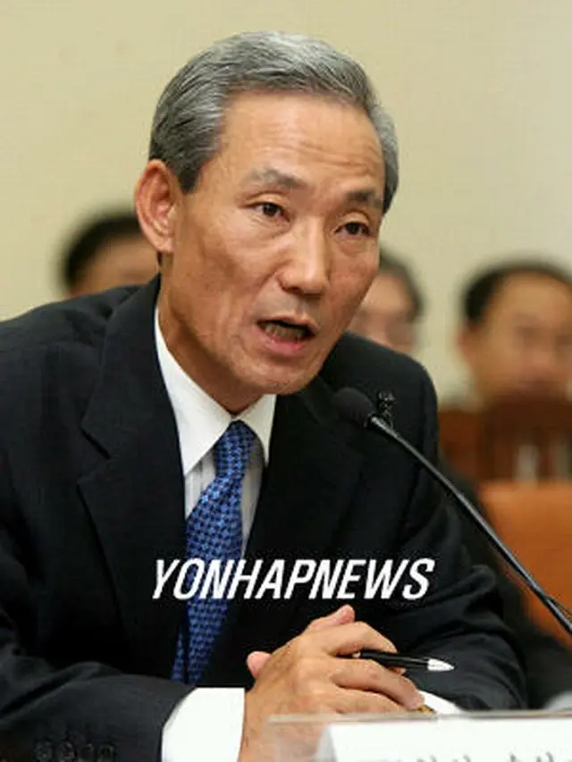 質疑に答える金宗フン代表＝13日、ソウル（聯合）