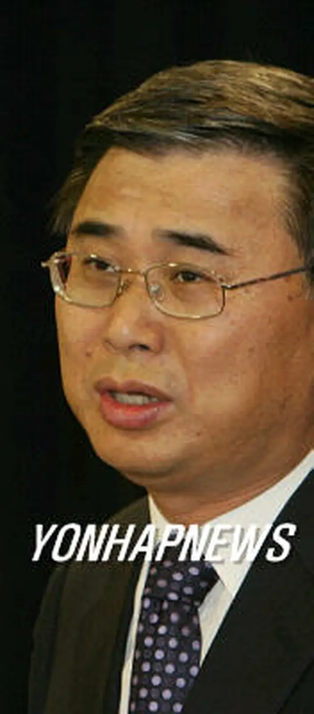 開城工業団地と関連した口座開設について説明する李鍾ソク長官＝21日、ソウル（聯合）