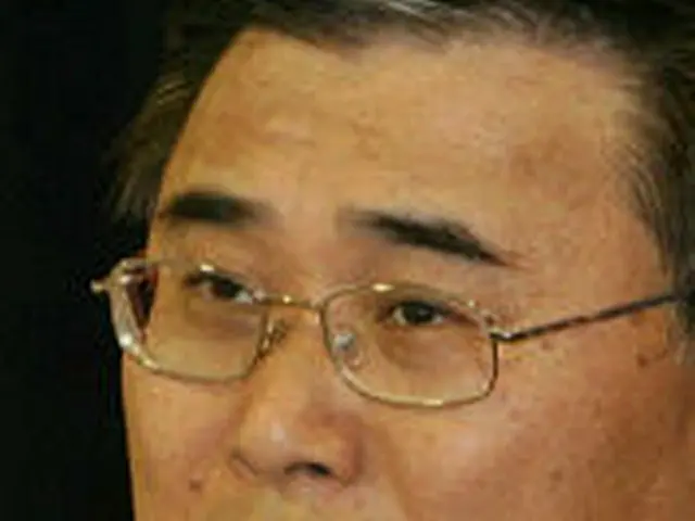 開城工業団地と関連した口座開設について説明する李鍾ソク長官＝21日、ソウル（聯合）