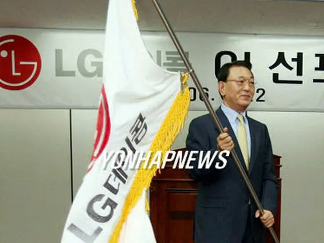 新社名と新CIを発表する朴鍾応社長＝22日、ソウル（聯合）