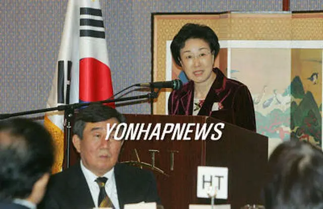 高麗人との懇談会で激励の言葉を述べる韓明淑首相＝23日、アルトマイ（聯合）