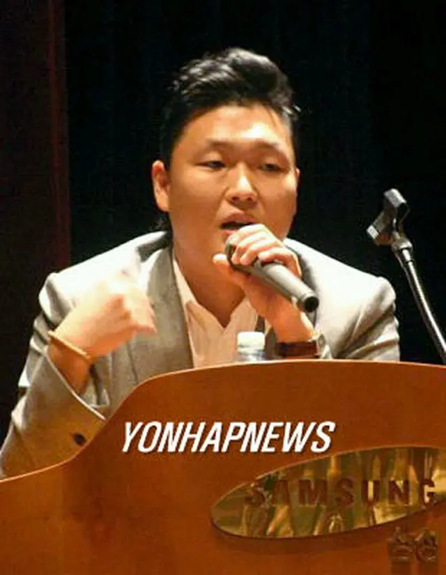 講師となった歌手PSY＝27日、ソウル（聯合）