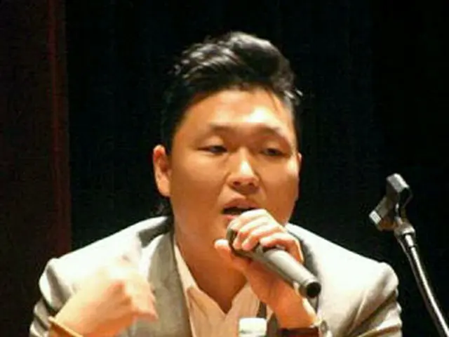 講師となった歌手PSY＝27日、ソウル（聯合）