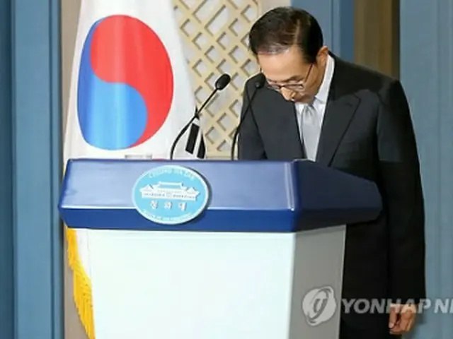 謝罪する李大統領＝24日、ソウル（聯合ニュース）