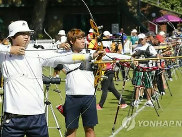 現地で練習に励むアーチェリー韓国代表＝（聯合ニュース）