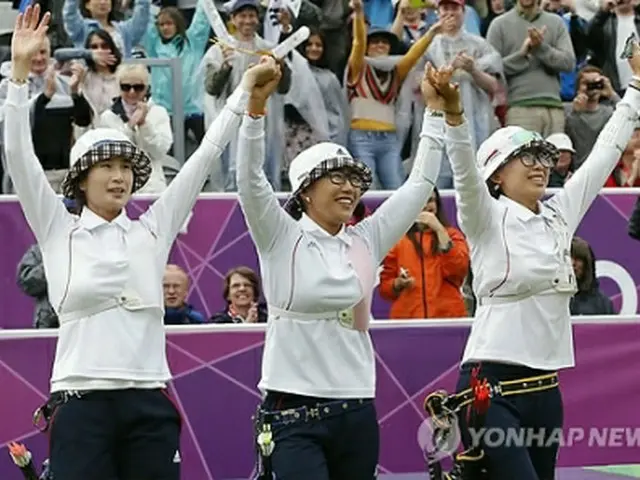 金メダルを獲得し歓声に応える（左から）キ・ボベ、李成震、チェ・ヒョンジュ＝29日、ロンドン（聯合ニュース）