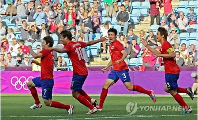 キム・ボギョンが決勝ゴールを決めよろこぶ韓国選手＝29日、ロンドン（聯合ニュース）