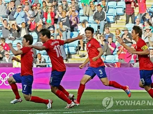 キム・ボギョンが決勝ゴールを決めよろこぶ韓国選手＝29日、ロンドン（聯合ニュース）