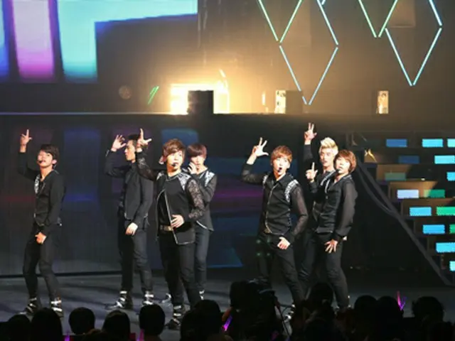 「U-KISS」