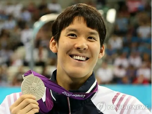 銀メダルを手に笑顔を見せる朴泰桓＝30日、ロンドン（聯合ニュース）
