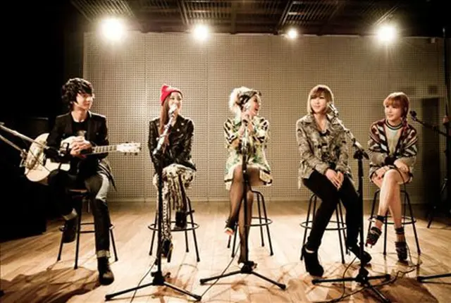 「2NE1」とチョン・ソンハ（左）