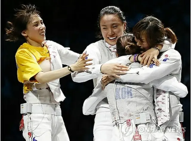 試合終了後、喜びを分かち合う韓国選手ら＝2日、ロンドン（聯合ニュース）
