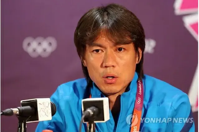 意気込みを語る洪明甫監督＝２日、ロンドン（聯合ニュース）