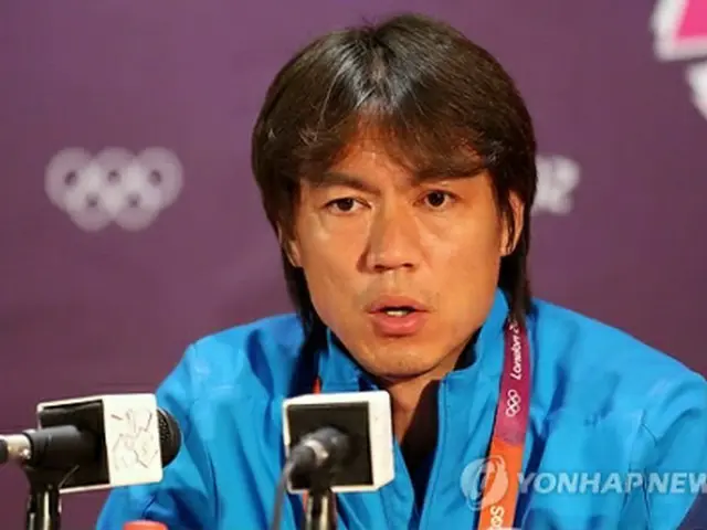意気込みを語る洪明甫監督＝２日、ロンドン（聯合ニュース）