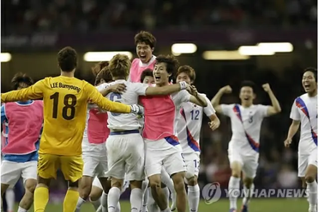 勝利を喜び合う韓国選手ら＝4日、カーディフ（聯合ニュース）