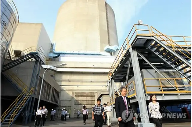 7月９日、地元の市民団体関係者らが古里原発１号機を視察している＝（聯合ニュース）