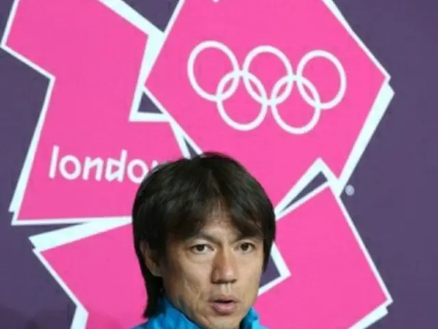 ブラジル戦を前に会見を行う洪明甫監督＝６日、マンチェスター（聯合ニュース）