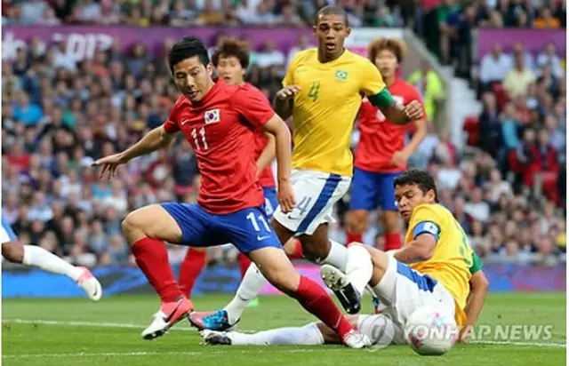 ボールを競り合う選手ら＝7日、マンチェスター（聯合ニュース）