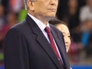 韓国選手の首に金メダル　北朝鮮IOC委員「うれしい」