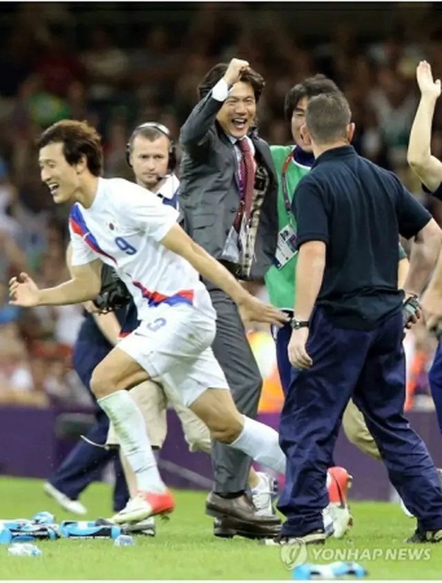 試合李終了後、選手らと喜び合う洪明甫監督＝10日、ロンドン（聨合ニュース）