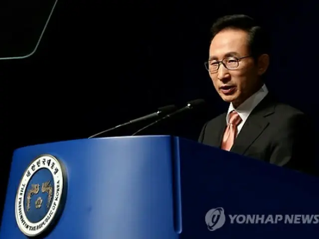 光復節記念式典で演説する李大統領＝１５日、ソウル（聯合ニュース）