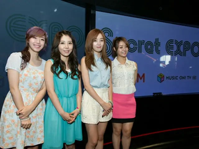 J:COM Wonder Studio内にて告知画面を前にした「Secret」（左からヒョソン、ジンガー、ソナ、ジウン）