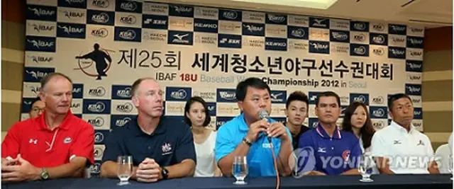 抱負を語る韓国代表のイ監督（中央）、手前右端は小倉監督＝29日、ソウル（聯合ニュース）