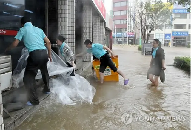 台風14号が上陸した全羅南道木浦市内の様子＝30日、木浦（聯合ニュース）