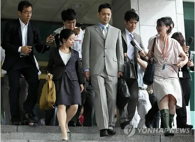 独島についてのICJ共同提訴提案を拒否する口述書を受け取り、外交通商部を後にする大塚参事官（中央）＝30日、ソウル（聯合ニュース）