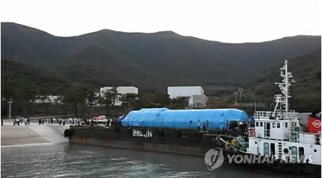羅老宇宙センターに移送される1段目ロケット＝（聯合ニュース）