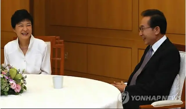 会談する李大統領（右）と朴槿恵氏＝2日、ソウル（聯合ニュース）