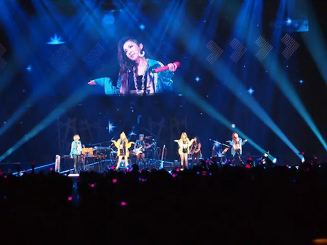 「2NE1」