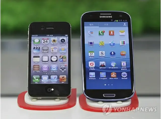 「iPhone4S」（左）と「ギャラクシーS3」＝（AP＝聯合ニュース）
