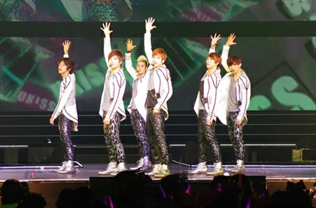 「U-KISS」